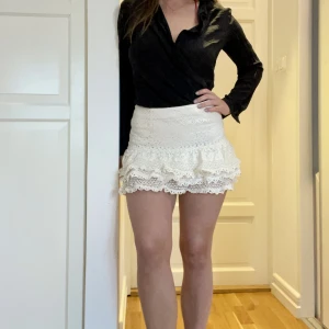 Sommarkjol - Supersöt sommarkjol. Knappt använd och inget att anmärka på. 71% bomull. Lite fört kort för mig.