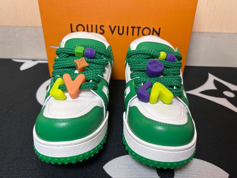 Please contact me to get the size of this shoe, which is brand new. I have various styles of shoes, jerseys and pants.. Skor.