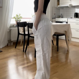 Vita linnebyxor - Säljer dessa superfina linnebyxor eftersom de är för långa för mig, 100% linne och superfina, inte för tunna så de är knappt seethrough 💘 Längden passar någon som är 165 och uppåt 🌷
