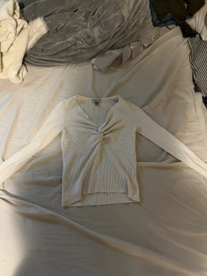 Tröja - Säljer denna tröjan då den ej används. Fin tröja med en snurrad knut