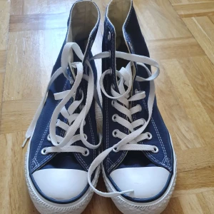 Converse Chuck Taylor Allstar strl 40 - Blå höga Converse Chuck Taylor Allstar i strl 40. Womens: 9, Mens: 7. 25.5 cm. Väldigt sparsamt anvönda. Finns i Göteborg. Kan skickas mot fraktkostnad.