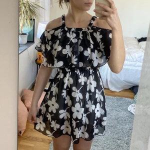 Blommig klänning - Jättelätt och luftig klänning som är jätteskön att ha på sig när det är riktigt varmt! Sparsamt använd! Ingen lapp men uppskattar xxs/xs då den inte är så lång. Går att ha på två olika sätt (bild 1 & 2)💕