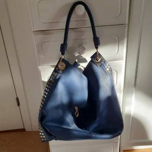 Blå handväska med nitar  - Blå handväska med nitar 