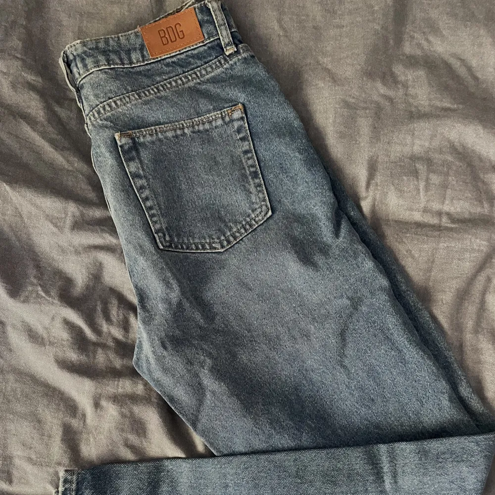 Säljer dessa Mom-Jeans från Urban Outfitters! Byxorna är aldrig använda, prislapp är ej kvar. Mid-waist , W-28 L-32, inga slitningar, ingen slits, orginal pris 599kr. Skriv för mer bilder!. Jeans & Byxor.