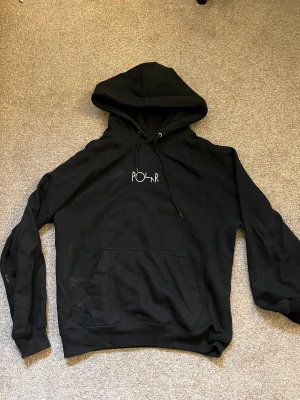 Polar hoodie - Svart polar hoodie, köpt på junkyard för ca 700 på rea, bra skick men det är lim på högra armen som inte går bort men inget man tänker på så mycket, storlek xs:)