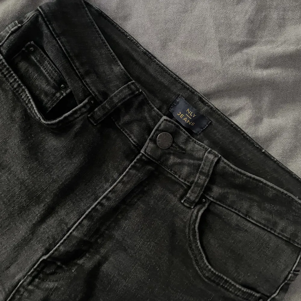 Säljer dessa bootcut-jeans från Nelly! Byxorna används inte längre. Hög midja, storlek 38, långa i benen. Skriv för mer bilder! . Jeans & Byxor.
