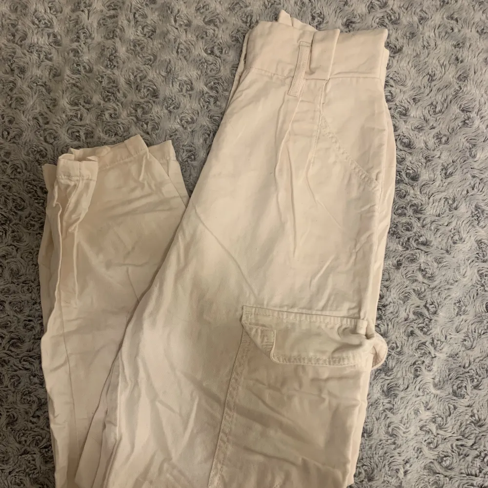 Säker dessa linne likande cargo byxorna från H&M storlek 34, man för även med ett skärp till. Säljer då de blivit för korta för mig. Skriv för mera bilder eller frågor💗Pris kan alltid diskuteras🤩. Jeans & Byxor.