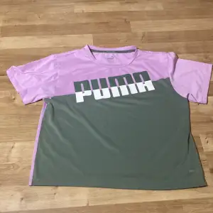 Tränings t-shirt från puma, i rosa och militär grön.