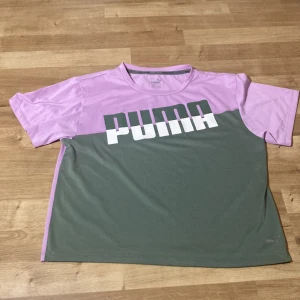 Tränings t-shirt - Tränings t-shirt från puma, i rosa och militär grön.
