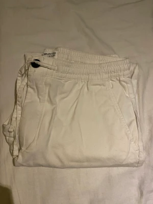 Linnebyxor - Linne byxor från Selected Homme i storlek L men passar S om man vill ha lite mer baggy. Mycket fint skick bara att det är fåtal mycket små fläckar längst ned på vänster byxben som knappt syns, därav lite billigare. Nypris 600kr 
