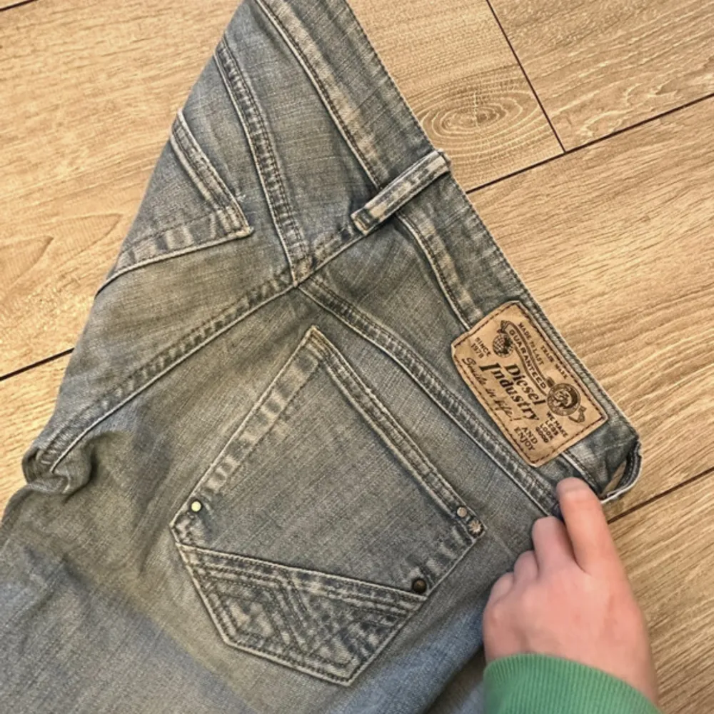Säljer dessa diesel jeans då dem är för små för mig!!💕 Buda eller köp direkt för 350kr. Jeans & Byxor.