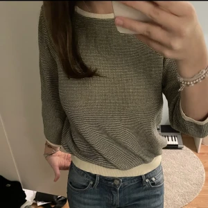 topp - jättesöt trekvartsärmadtröja! superskön och snygg men säljer för att den inte kommer till användning💕💕