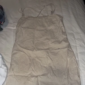 Linnéklänning - Kort klänning som går strax över knäna. använd 1 gång