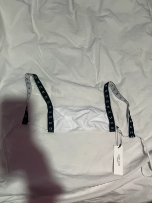 Calvin Klein bikini topp - Aldrig använt pågrund utav att den satt för litet. Köpt för 659.