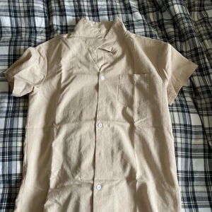 Linne skjorta  - En snygg linneskjorta från SHEIN Nypris 170kr Skriv för mer bilder eller intresse  