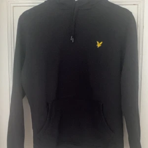 Hoodie från Lyle & Scott  - Snygg hoodie som endast använts en gång, på grund av för liten storlek för mig. Fint skick och skönt material. I storlek S men tror absolut skulle kunna passa fler, beroende på vilken passform man vill ha:)