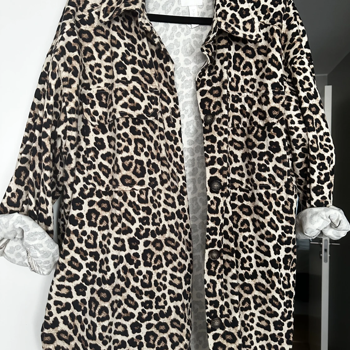 Leopardmönstrad tunnjacka 