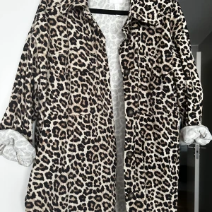 Leopardmönstrad tunnjacka  - Kan användas som tunn jacka eller en tjockare skjorta 