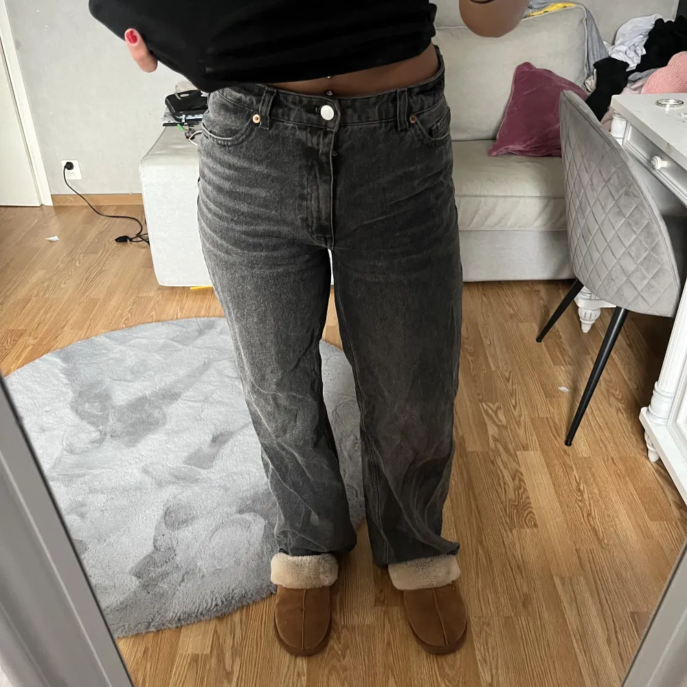Säljer du dessa Yoko jeans ifrån monki o strl 28, säljer då de inte riktigt passar min stil längre!!. Jeans & Byxor.