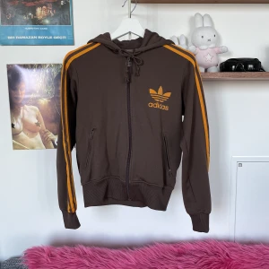 Adidaströja  - Brun och orange classic adidashoodie i strl S/M!