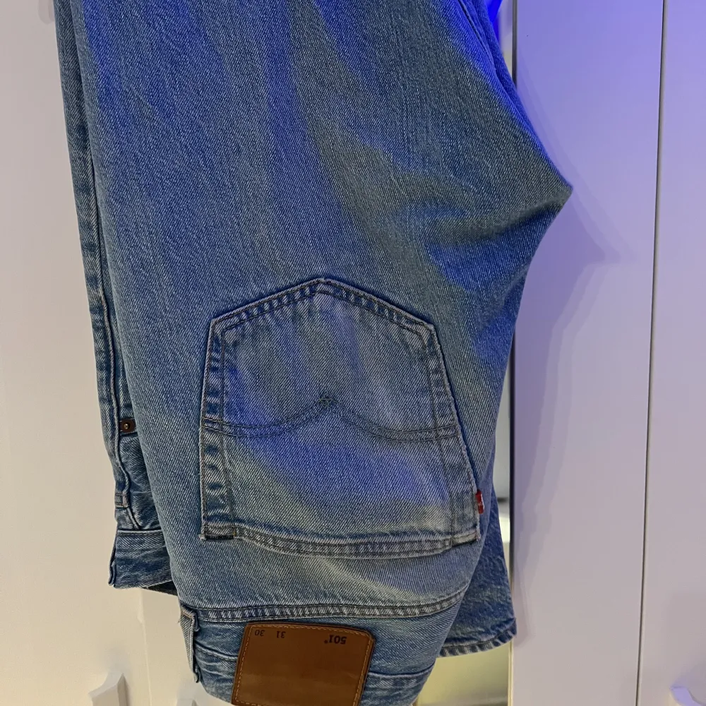 Säljer dessa byxor för dom börjar bli försmå det är modellen 501 i storlek 31-30. Jeans & Byxor.