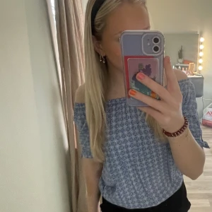 Blus - En fin blå blus som jag inte använder längre, den är i fint skick och passar storlek xs/s, skriv om du har någon fundering😊