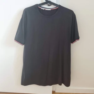 Moncler T-shirt *Ny!* - Helt ny Moncler T-shirt med fungerade NFC och qr kod på insidan. Mycket högkvalitativ T-shirt   Kan mötas upp i Stockholm. Annars 1-3 dagar leverans via plick!