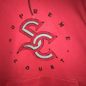 Röd vintage fleece hoodie från Nike. Fint skick, storlek L