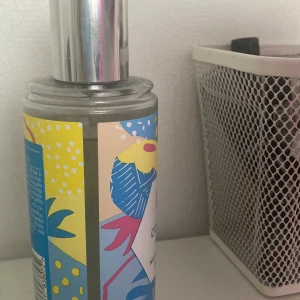 En the body shop parfym knapt använd - Den luktar kokosnöt lite jordgubb tycker jag jag har inta andvänt den så mycket  