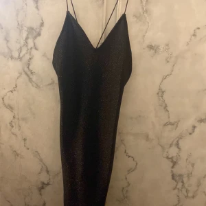 Fest klänning - En fin glittrig klänning som  passar till nyår, den sitter tajt på kroppen, kommer ej t användning, använt 1 gång, är i nyskick, vill se vad jag kan få den💗💗