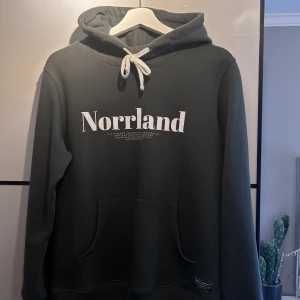 Norrland hoodie - Mörkgrön hoodie storlek xs men skulle säga mer som S eller M, mycket fint skick, 250+frakt 💗