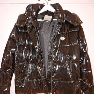 Moncler Vinterjacka  - Helt ny Moncler vinterjacka i storlek M. Jackan är mycket varm och består av dun!  Kan mötas upp i Stockholm. Annars 1-3 dagar leverans enligt överenskommelse. 