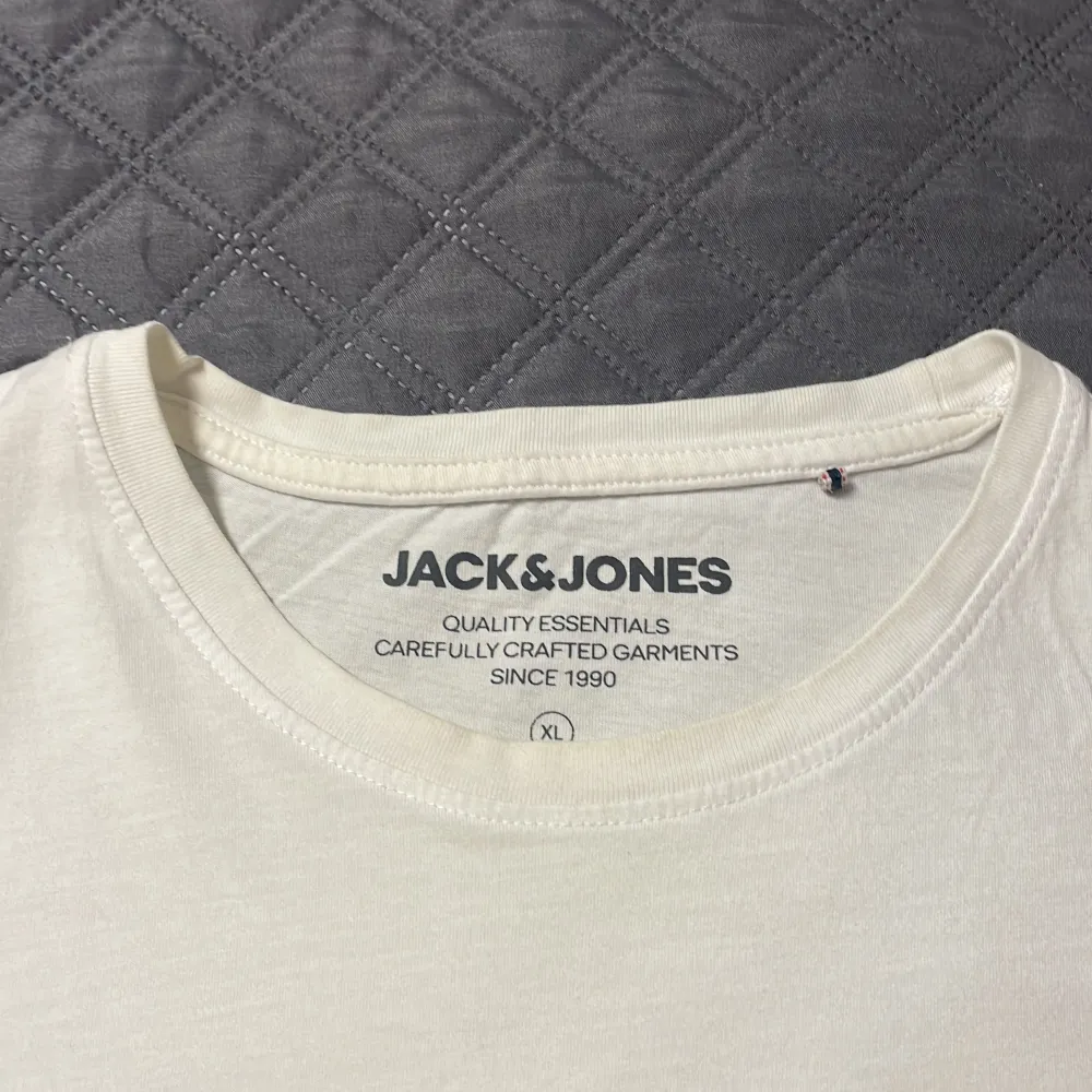 2 sköna helvita använda jack&jones tröjor som blivit stående. XL på båda. T-shirts.