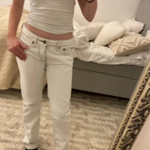 Bootcut guess jeans - Jättefina guess jeans från 2001 köpta i USA. Säljer dessa eftersom dom inte riktigt är min stil ❤️ storlek S l:32 w:28  Original pris- 1500 kr