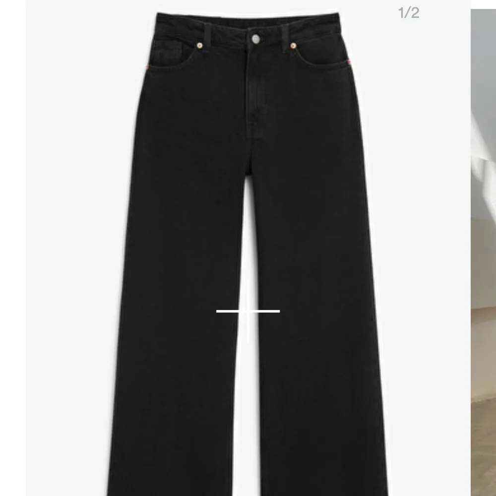 Säljer dessa superfina jeans då de ej passar mig längre. Storleken passar en person med storleken S/36. Knappt använda.💕. Jeans & Byxor.