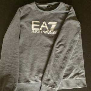 Säljer min EA7 tröja då jag inte använder den, pris kan diskuteras.