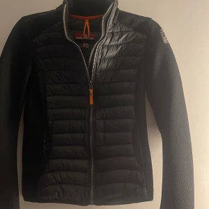 ParaJumper Dunjacka - Väldigt fin dunjacka. Den är figursydd för att ge en perfekt passform. Inga defekter på jackan, och nästan helt oanvänd. 🥰