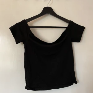 Ribbad topp - Väldigt gott skick, knappt använd.