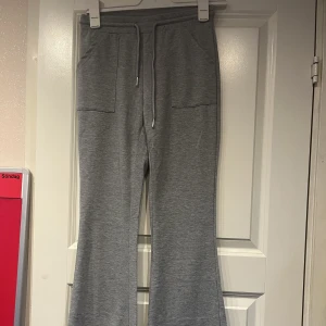 Mjukisbyxor - Mjukisbyxor från shein  Aldrig använda, köpte fel storlek  Storlek M men är mer som S/Xs  Köpte dem för 170kr säljer dem nu för 100kr 