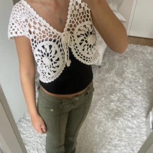 Virkad bolero / kofta - Säljer denna vita virkade koftan / bolero. Har du någon fråga är det bara att höra av dig🫶🏻
