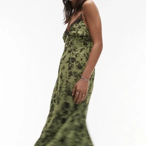 Lång grön klänning - Köpte en lång grön klänning från asos för 900kr, men den var tyvärr för stor. 😿🦖💚