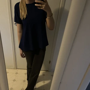 Blå tröja - Säljer den här fina kortärmade blusen som jag köpte från sellpy, men den har aldrig kommit till användning. Den är ifrån uniqlo i storlek S. Skriv om du har någon fundering💙🦋🐬