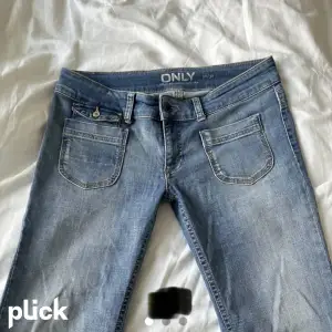 Lånad bild , lågmidjade bootcut jeans från only. säljer för de inte passar mig men den är inget fel på den de är jätte snygga. Midja 79, och innerben 80.