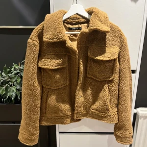 Lurvig jacka! - Lurvig jacka perfekt för lite kallare tider. Använd endast 1 gång. I strl 36 och från ginatricot🫶🏻