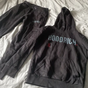 Hoodrich dress - 7/10 skivk säljer eftersom som jag bytt stil. Nypris 1500 mitt pris 500 för hela dressen