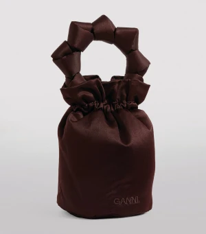 Ganni väska - Helt oanvänd Ganni satin knot bag (prislapp kvar) i jättefin brun färg. Sista bilden ser man storleken på väskan. 