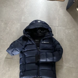 Sail racing vinterjacka  - Säljer nu denna riktigt snygga vinterjackan från Sail racing. Den är i grymt skick. Köpt för 3500. 