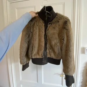 Pälsjacka BAY - Storlek M, inga defekter, varm.