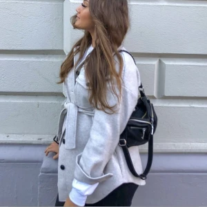 Kappa Nelly - Säljer denna beigea kappa från Nelly, superfint skick i Strl 38. Brukar pendla mellan S/M, denna har en bra oversize fit.  Nypris 699kr