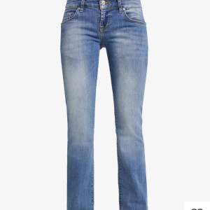 Lågmidjade ltb jeans i modellen Roxy som är helt slut på zalandos hemsida. Har haft i knappt en månad och nypris är 909kr.